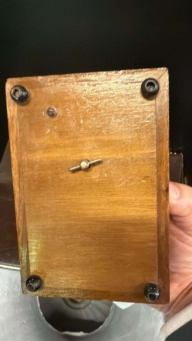 Caja música madera tallada