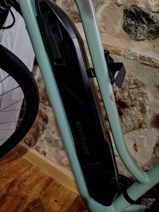 Bicicleta eléctrica trekking cuadro bajo Riverside