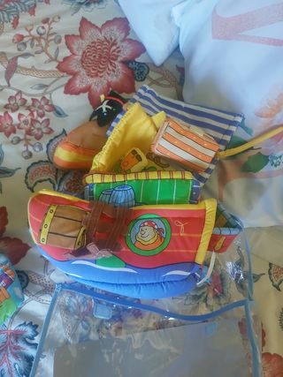 Barco pirata actividades bebés, con muñecos 