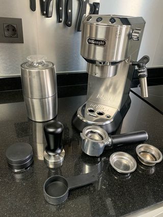 Cafetera espresso Delonghi +molinillo y accesorios