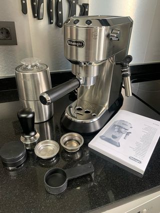 Cafetera espresso Delonghi +molinillo y accesorios