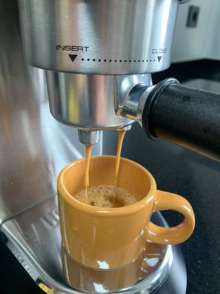 Cafetera espresso Delonghi +molinillo y accesorios