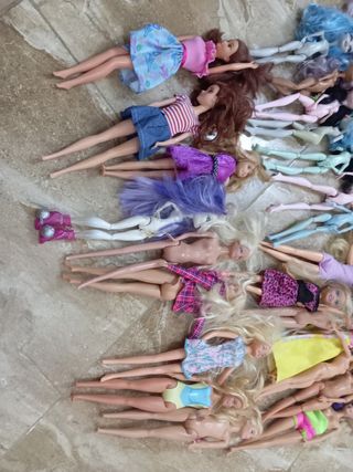 Lote 30 muñecas Barbie Monster High