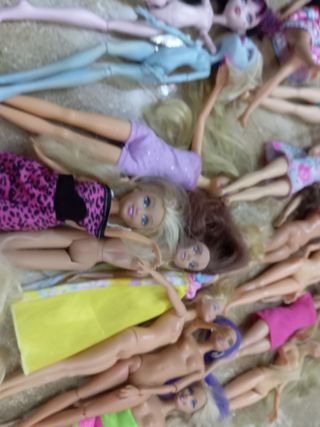 Lote 30 muñecas Barbie Monster High