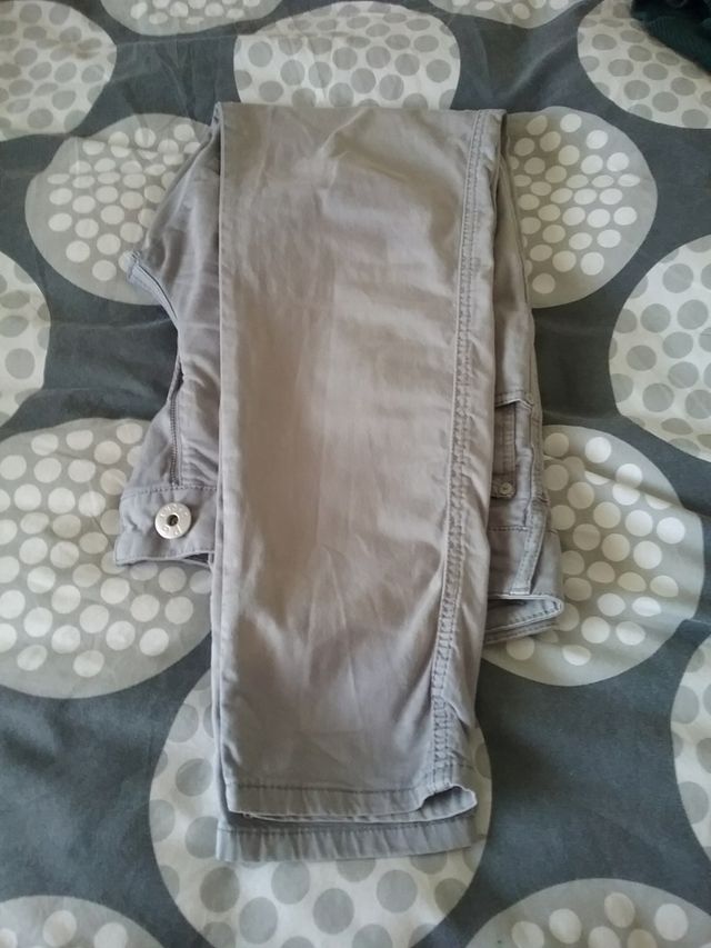 Pantalón fino Purificación García gris.