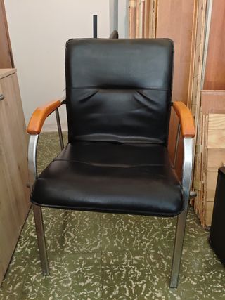 Silla oficina negra piel sintética.