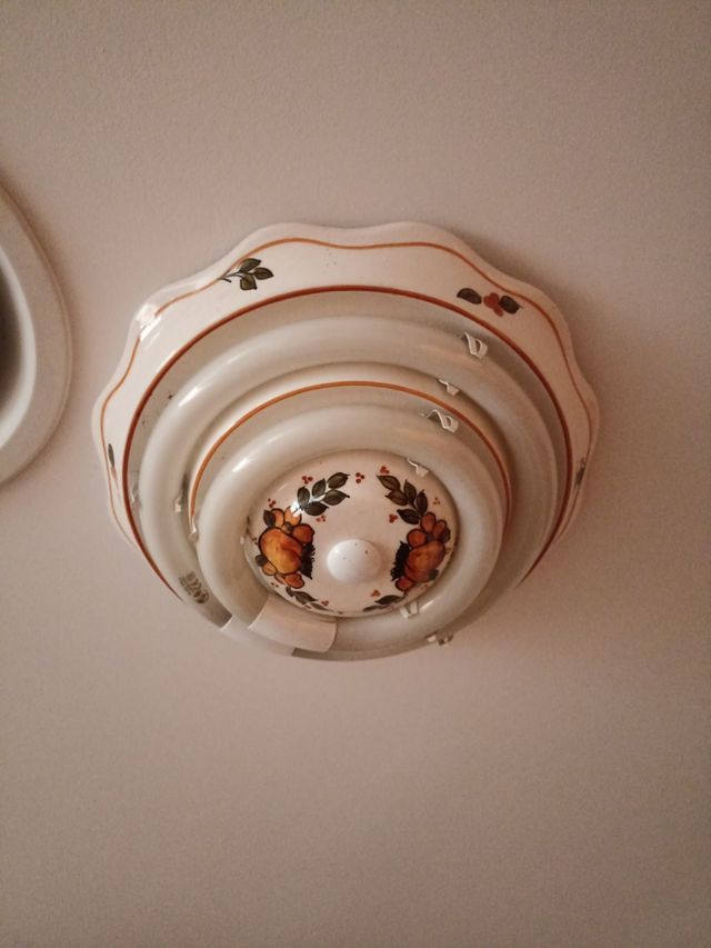 Plafón cocina de ceramica con motivos naranjas.