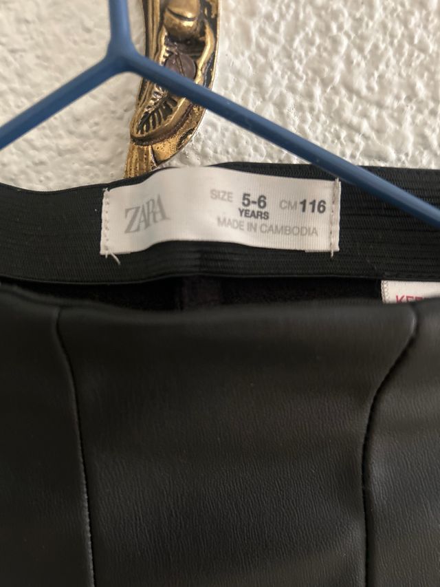 Pantalón tipo piel niña flare talla 5 6 zara
