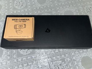 Teclado mecanico y webcam.