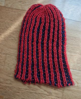 Gorro tejido a rayas azul y rojo