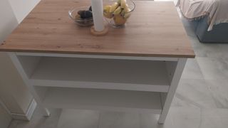 Isla de cocina y taburetes