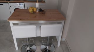 Isla de cocina y taburetes