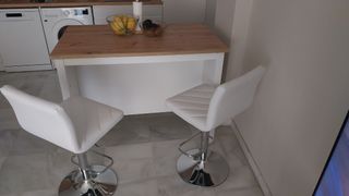 Isla de cocina y taburetes