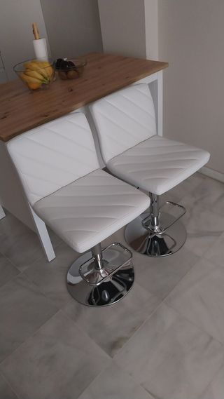 Isla de cocina y taburetes