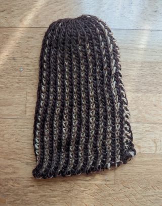 Gorro de lana marrón y beige