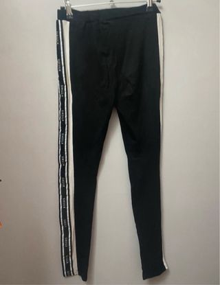 Conjunto Siksilk: Leggings negros y top rojo.