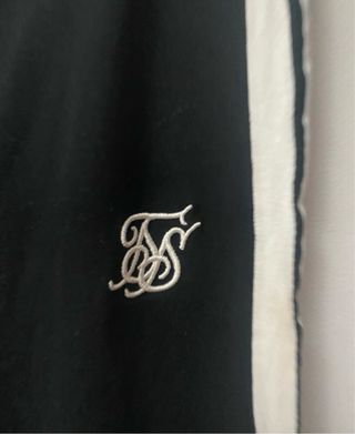 Conjunto Siksilk: Leggings negros y top rojo.