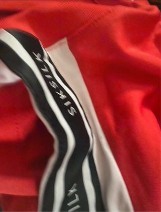 Conjunto Siksilk: Leggings negros y top rojo.