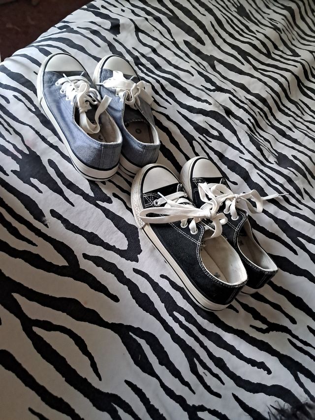 Dos pares de zapatillas infantiles T 33