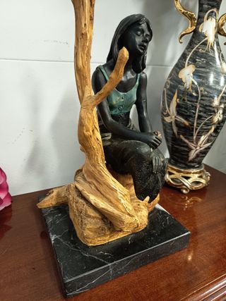 Escultura Mujer de Valdívar