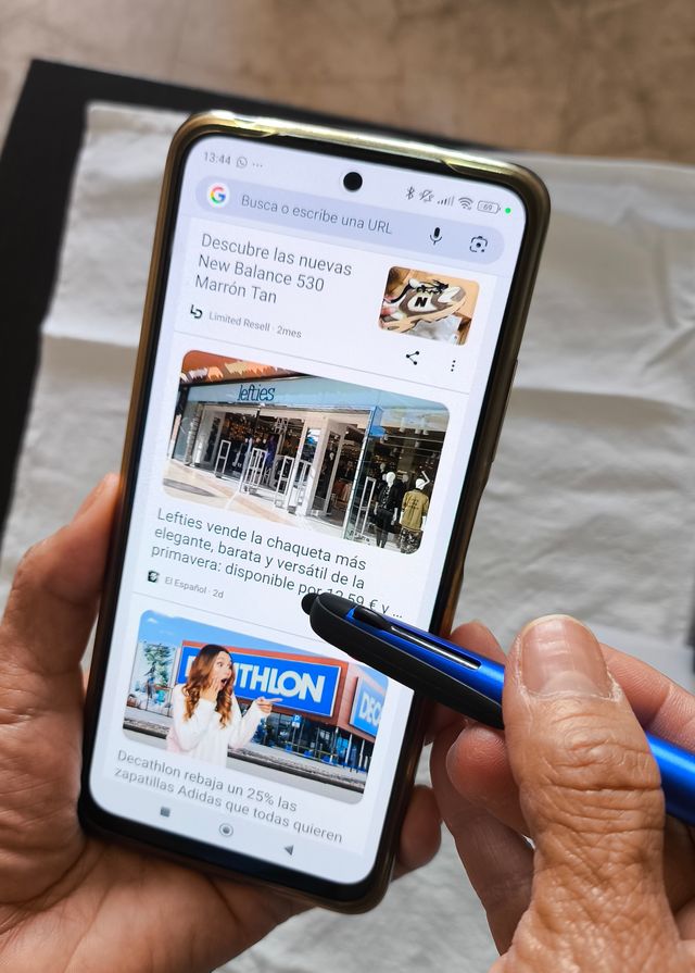 20 bolígrafos de 3 tintas con puntero táctil.