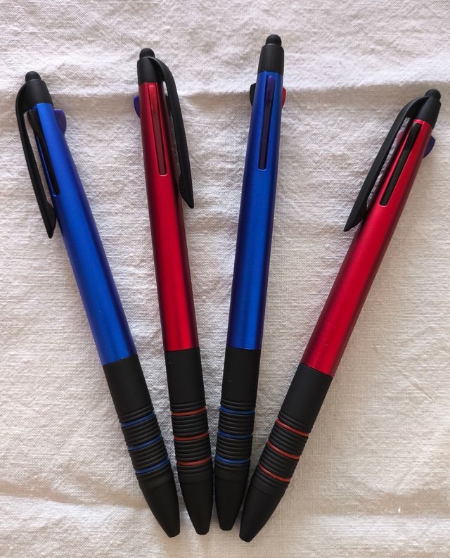 20 bolígrafos de 3 tintas con puntero táctil.