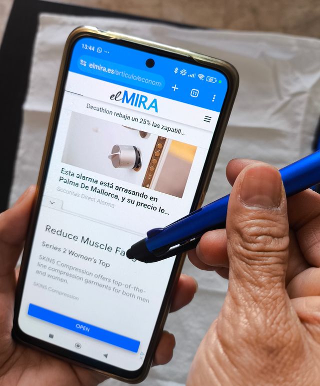 20 bolígrafos de 3 tintas con puntero táctil.