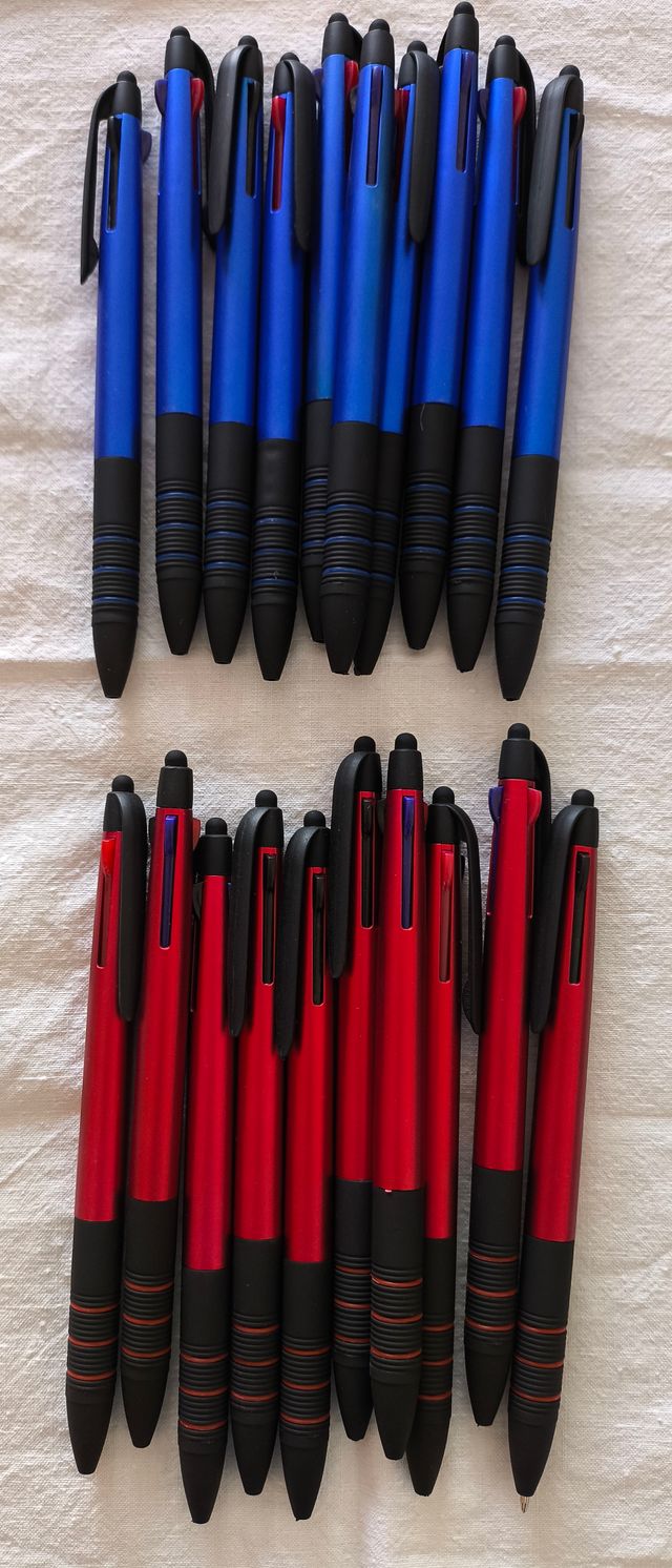 20 bolígrafos de 3 tintas con puntero táctil.