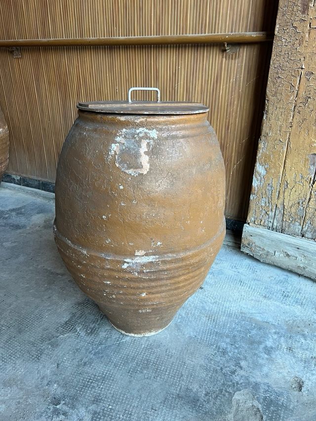 Tinaja de barro artesanal en perfecto estado