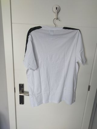 Camiseta blanca c/detalles camuflaje