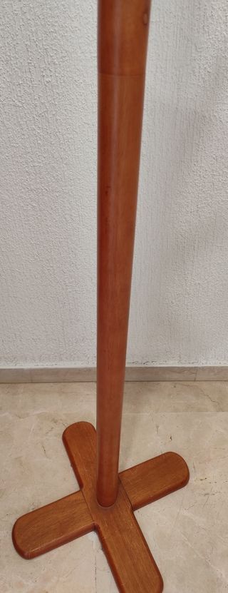 Perchero de pie de madera de cerezo