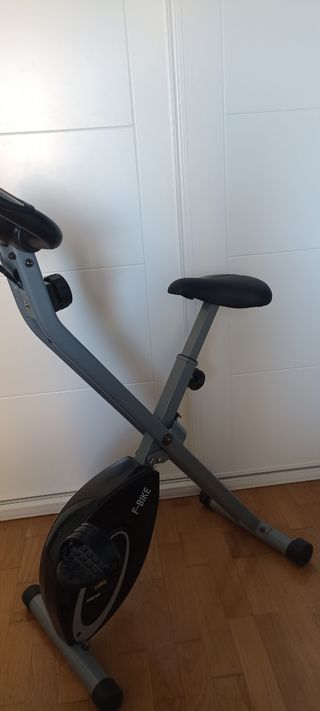 Bicicleta estática plegable con sillín acolchado