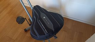 Bicicleta estática plegable con sillín acolchado