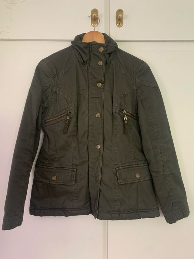 Cazadora militar verde oliva