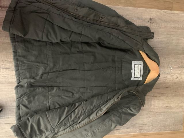 Cazadora militar verde oliva