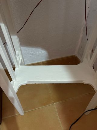 Mesita auxiliar de madera blanco roto