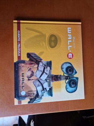 Libro y DVD. WALL E