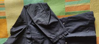 Camisa negra Adolfo Domínguez.