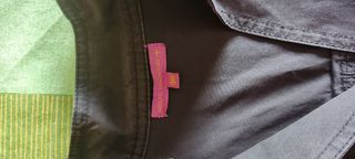 Camisa negra Adolfo Domínguez.