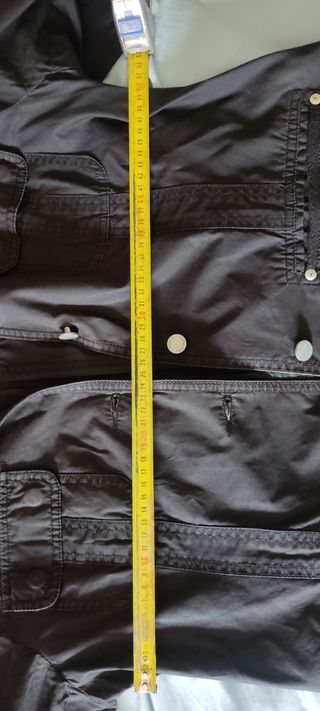 Camisa negra Adolfo Domínguez.