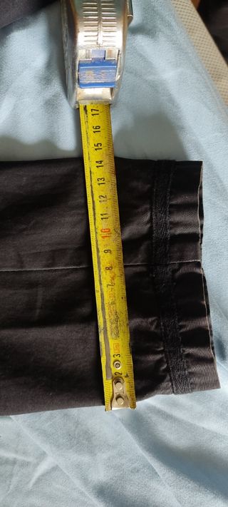 Camisa negra Adolfo Domínguez.