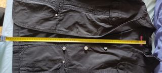 Camisa negra Adolfo Domínguez.