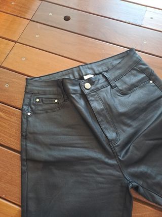 Pantalon efecto cuero
