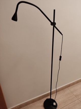 Lampara pie lectura Ikea negra