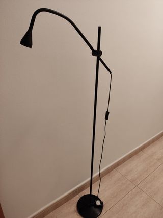 Lampara pie lectura Ikea negra