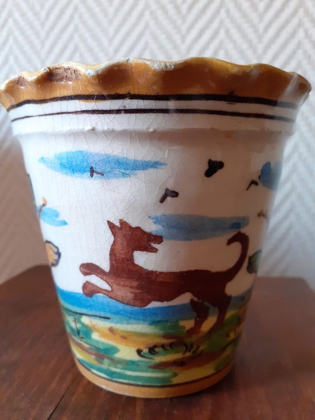 Maceta cerámica antigua con perros