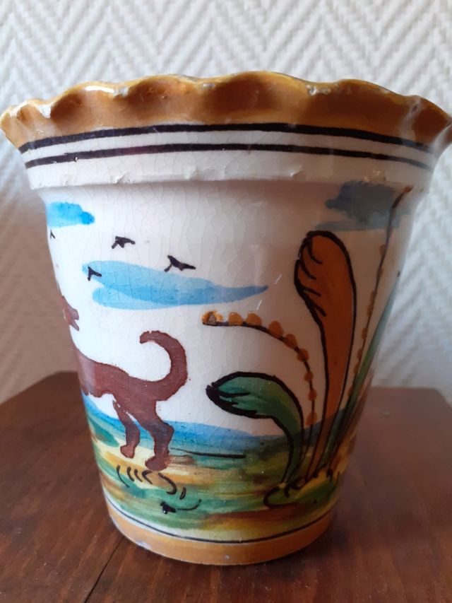 Maceta cerámica antigua con perros