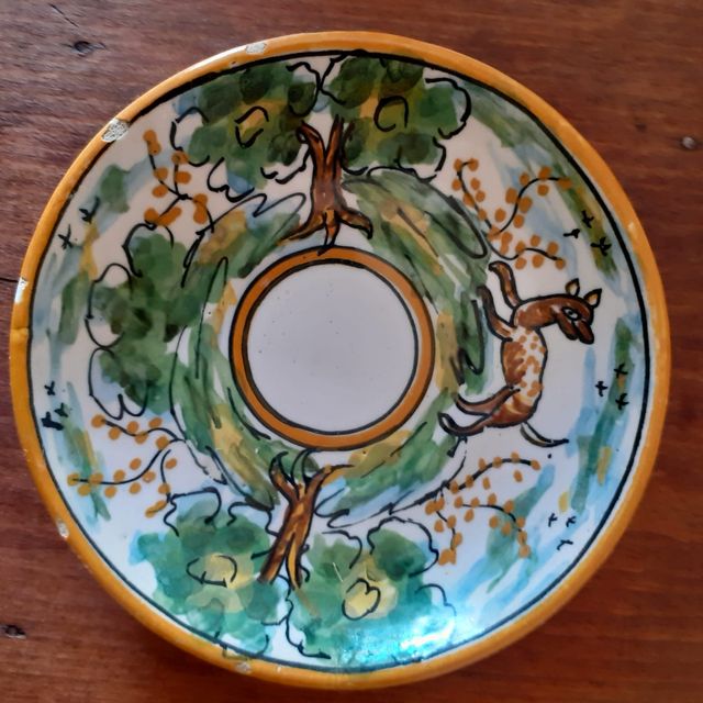 Maceta cerámica antigua con perros