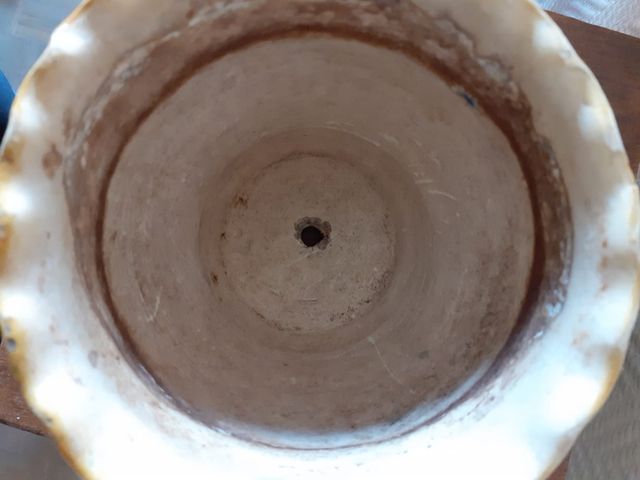 Maceta cerámica antigua con perros