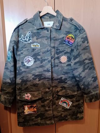 Chaqueta Stradivarius camuflaje XS